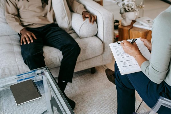 Quelles stratégies pour une carrière réussie en tant que spécialiste en développement personnel ?