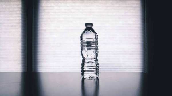 Quels sont les moyens de réutiliser les bouteilles en plastique dans des projets créatifs ?