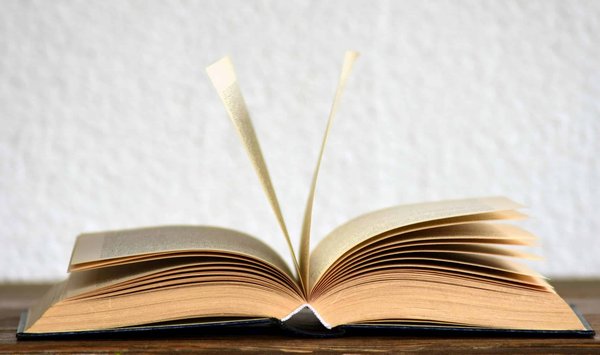 Comment l'art de la reliure de livres anciens est-il préservé et enseigné aujourd'hui ?